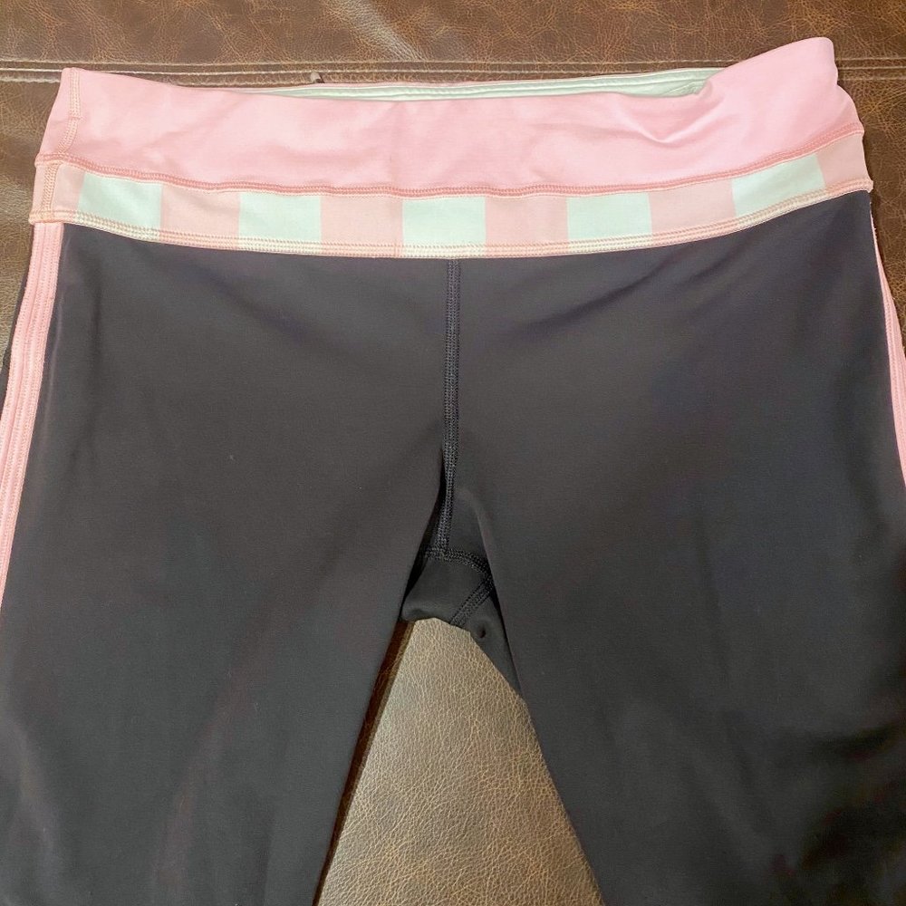 Lululemon cropped leggings, pink and white waist